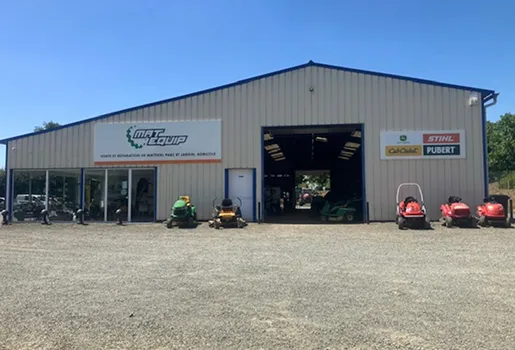 Façade de magasin d'équipement de jardin avec tondeuses exposées et logos de marques à Brûlon dans la Sarthe 72